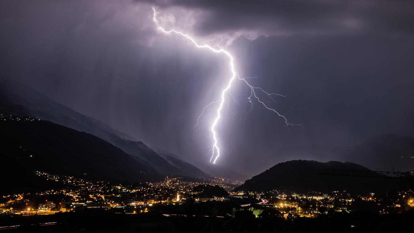 Fulmine su Lamone e Cadempino.jpg