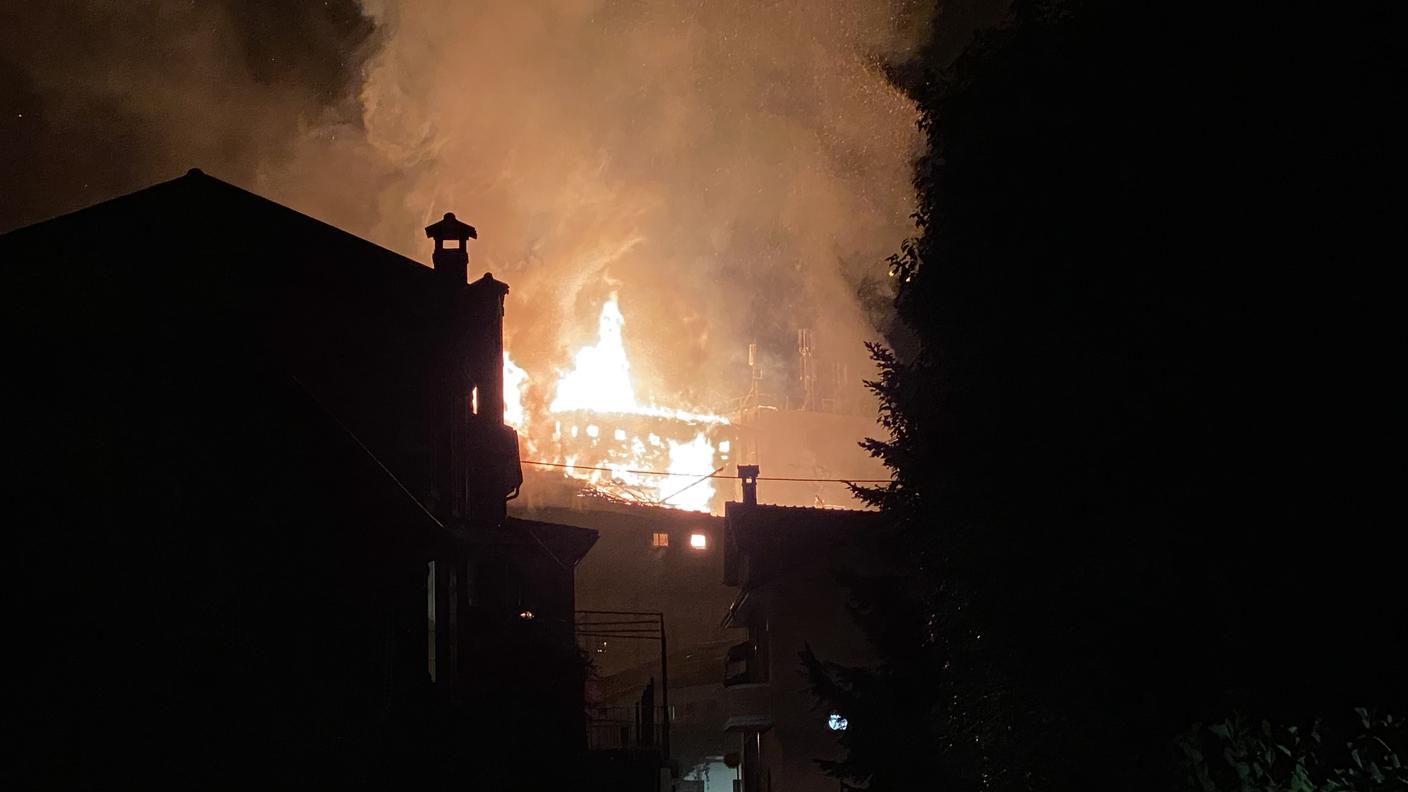 Completamente avvolto dalle fiamme