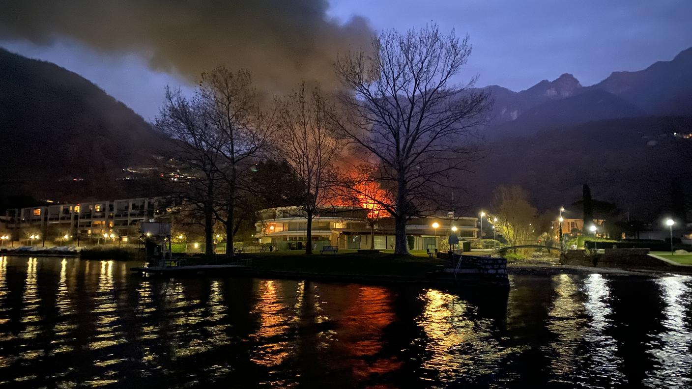 L'incendio visto dal lago