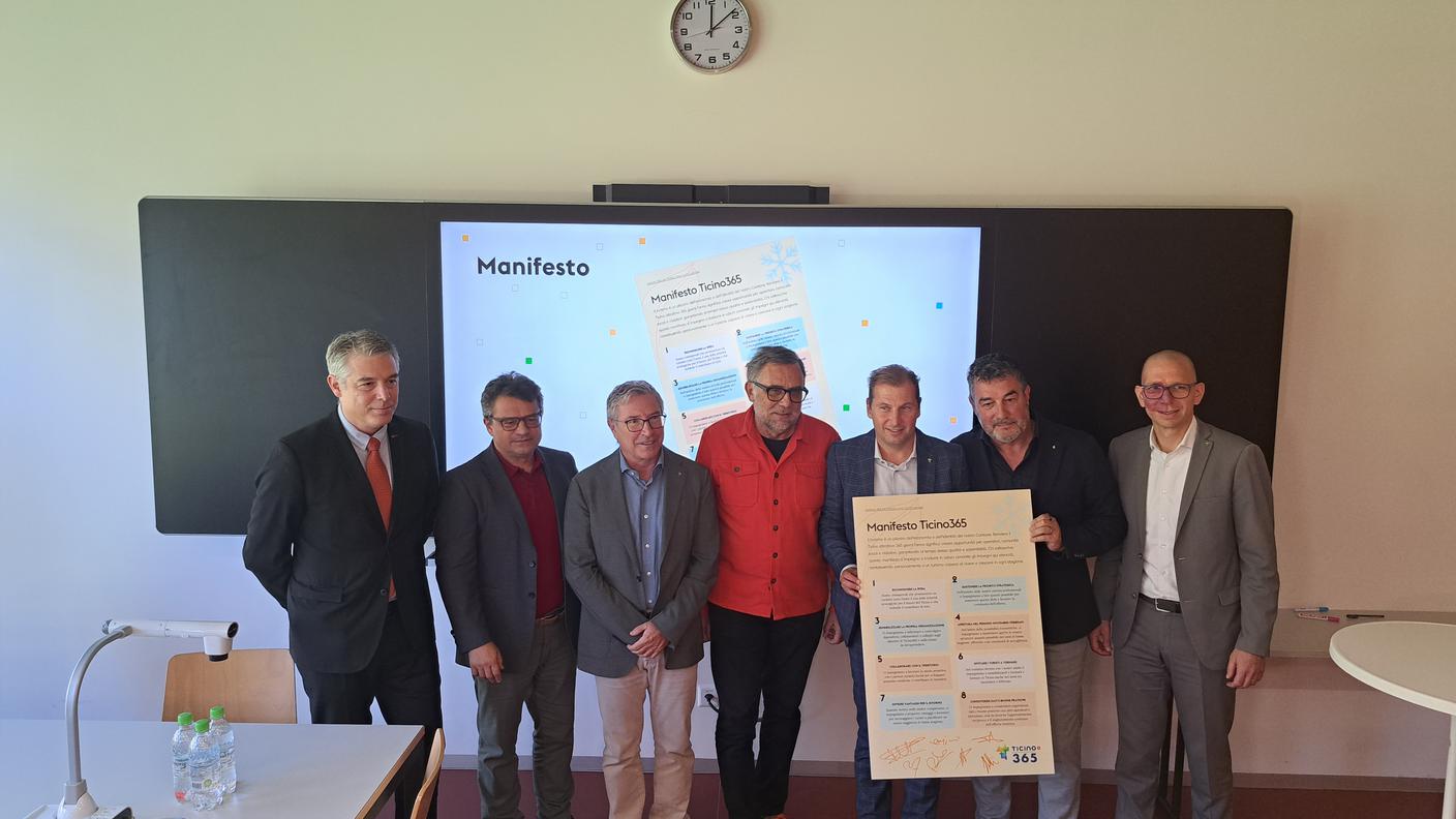 Alcuni membri del Tavolo sulla destagionalizzazione durante la conferenza stampa-ATT.jpg
