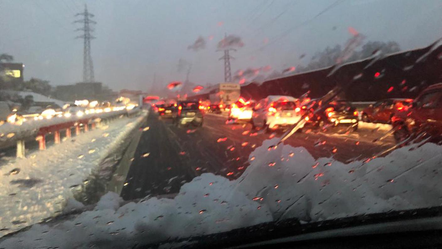 La neve ha paralizzato la viabilità