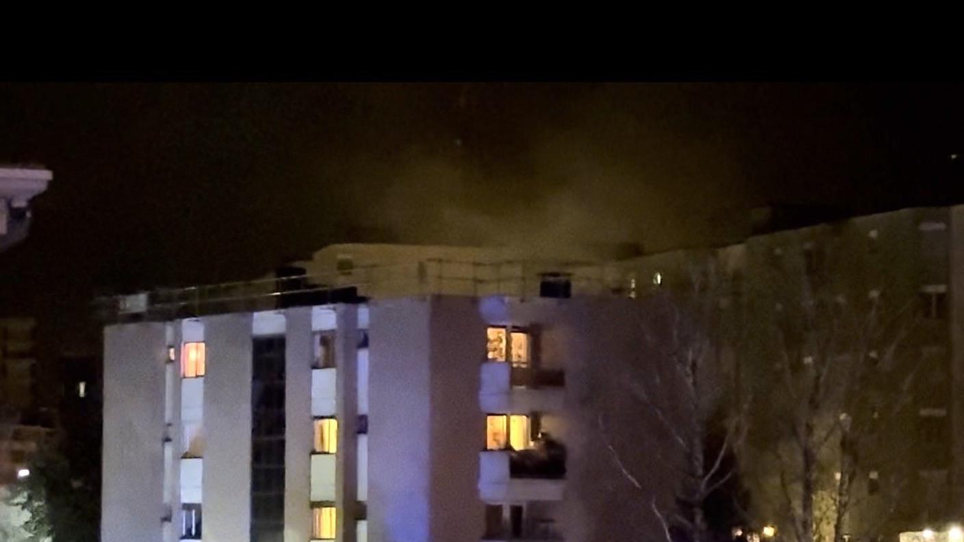 Fumo dallo stabile dove sono divampate le fiamme a Breganzona 