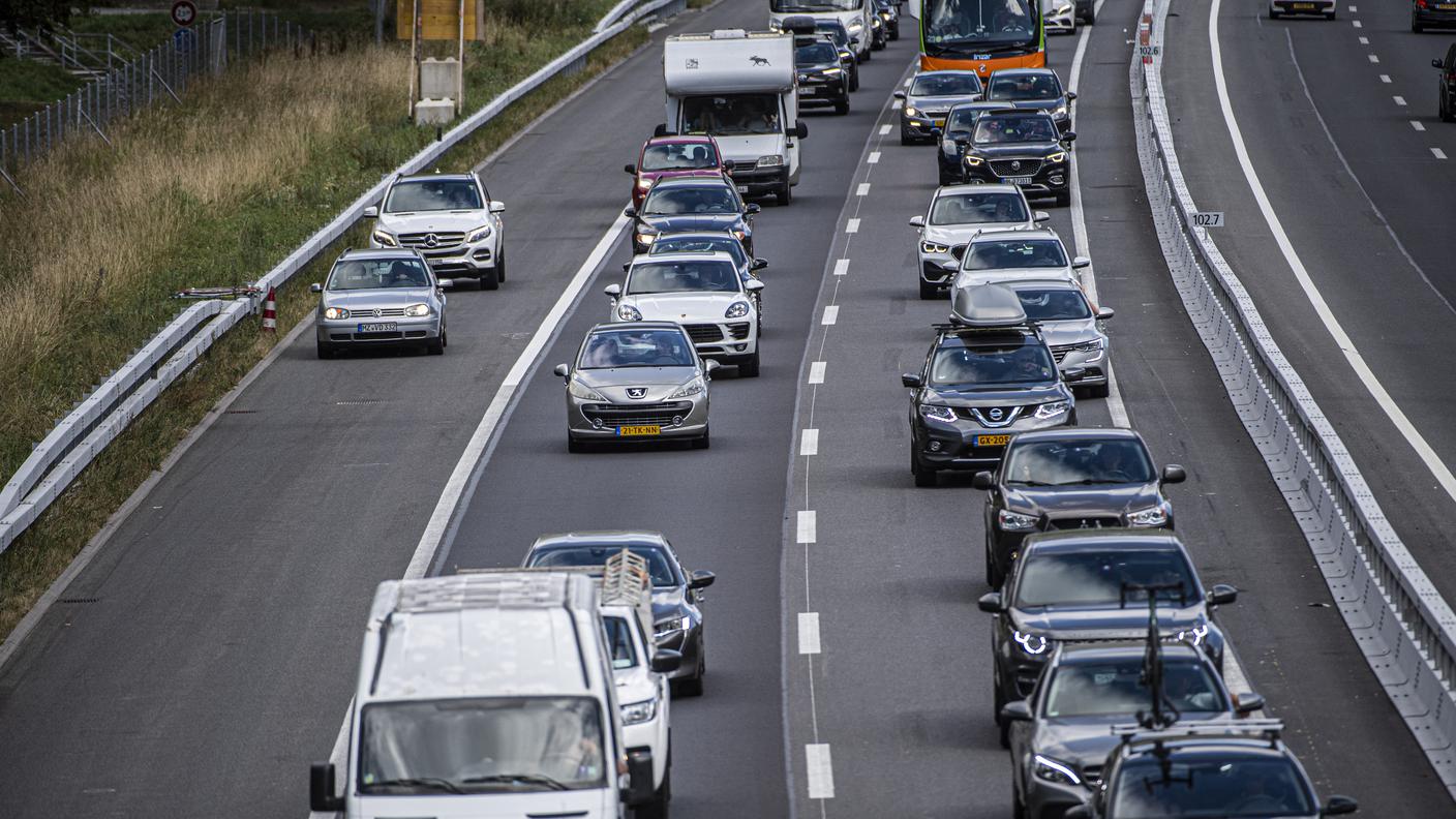 ella foto, la colonna di autovetture all'altezza di Piotta