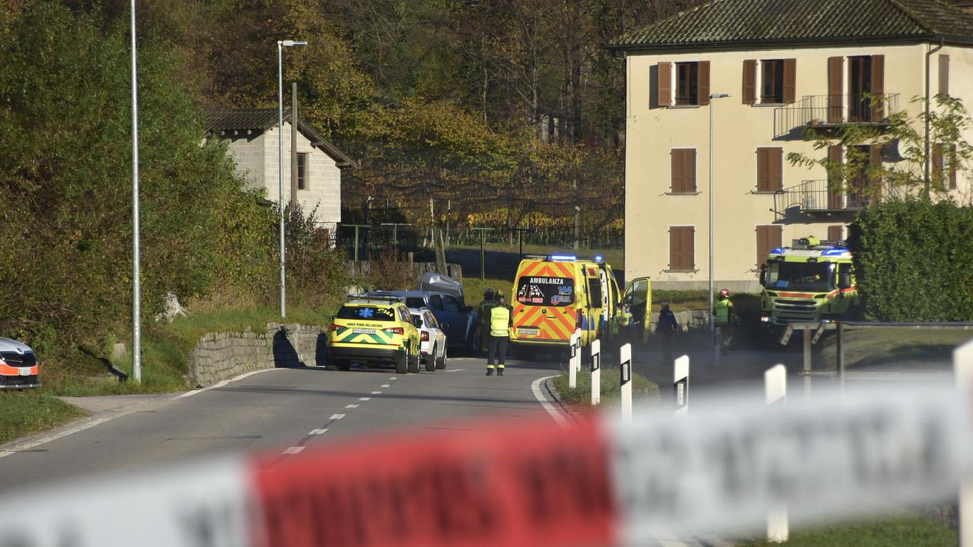 Auto contro un muro sulla strada cantonale