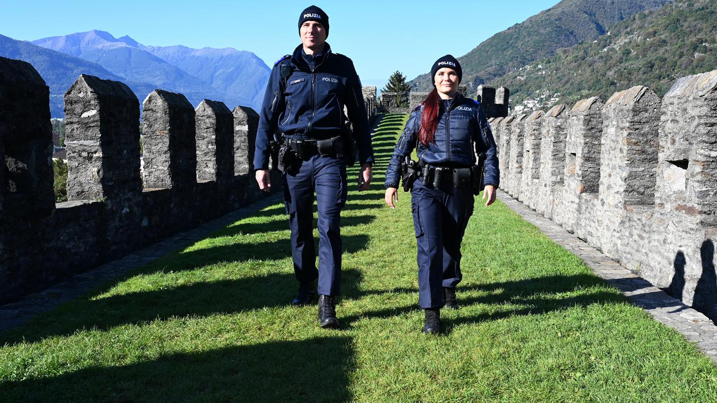 Le nuove uniformi sfilano sulla "passerella" della Fortezza di Bellinzona