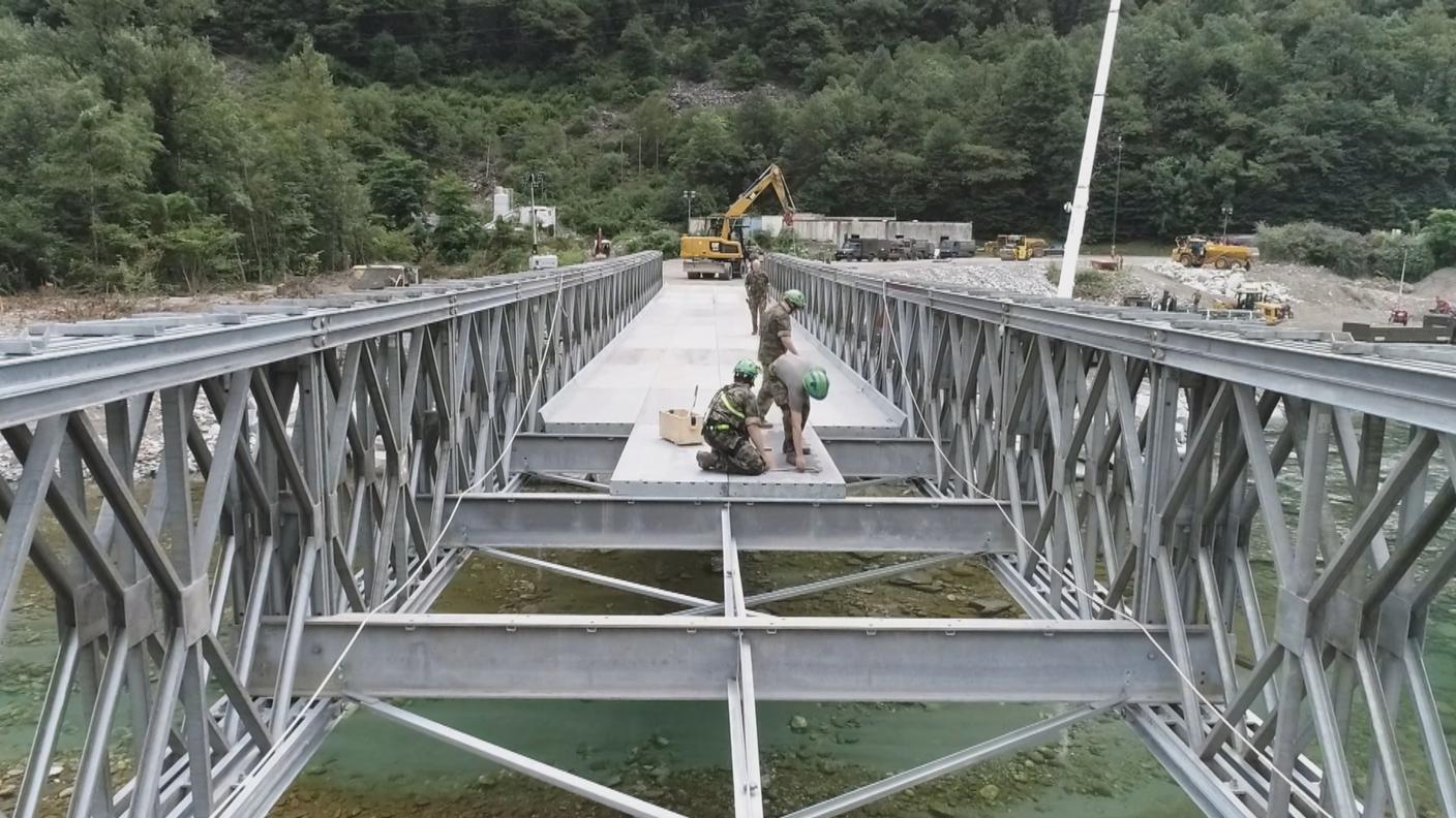 La costruzione, nel 2024, del ponte militare di Visletto