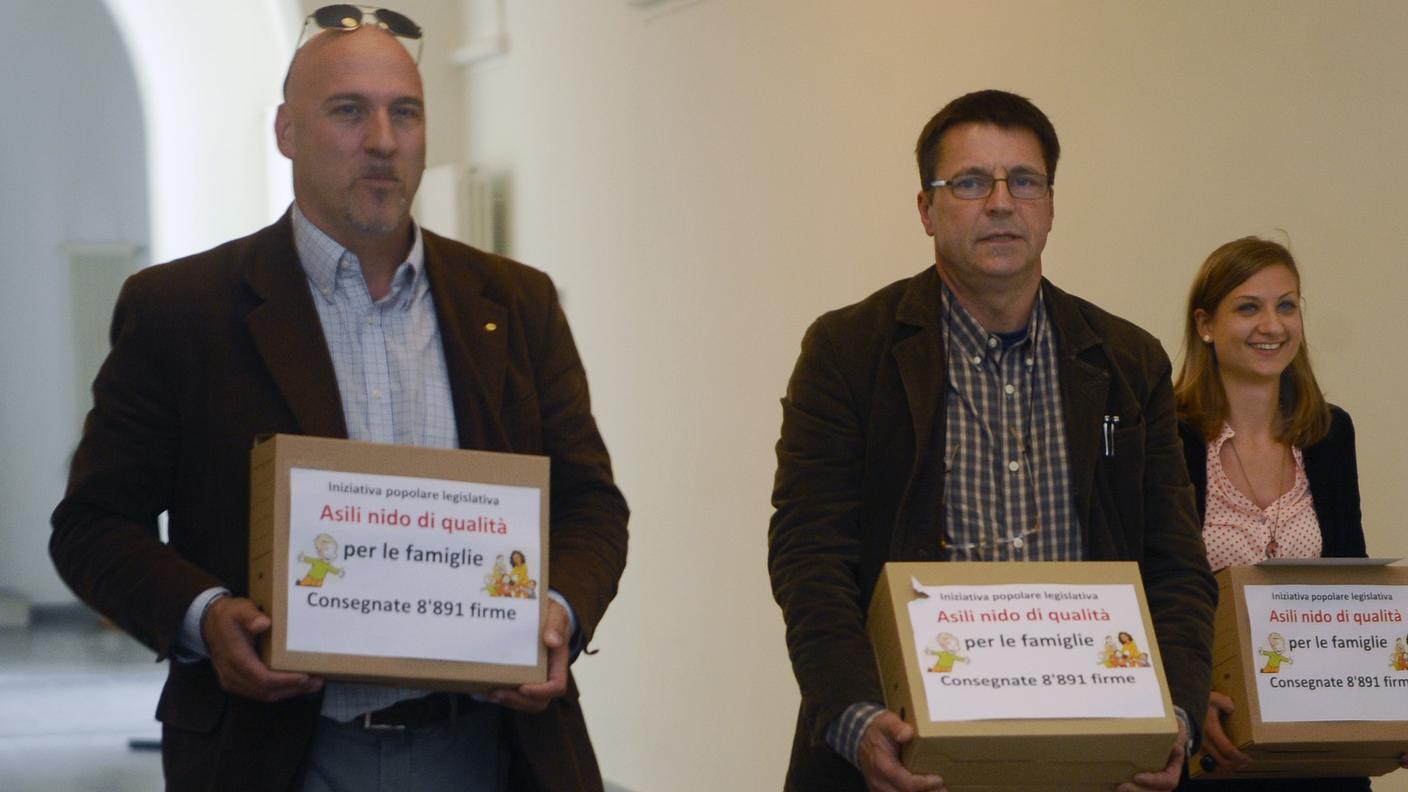 vpod consegna firme asili nido 27-5-2013.jpg