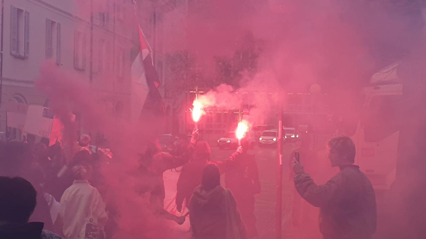 Fumogeni durante il corteo
