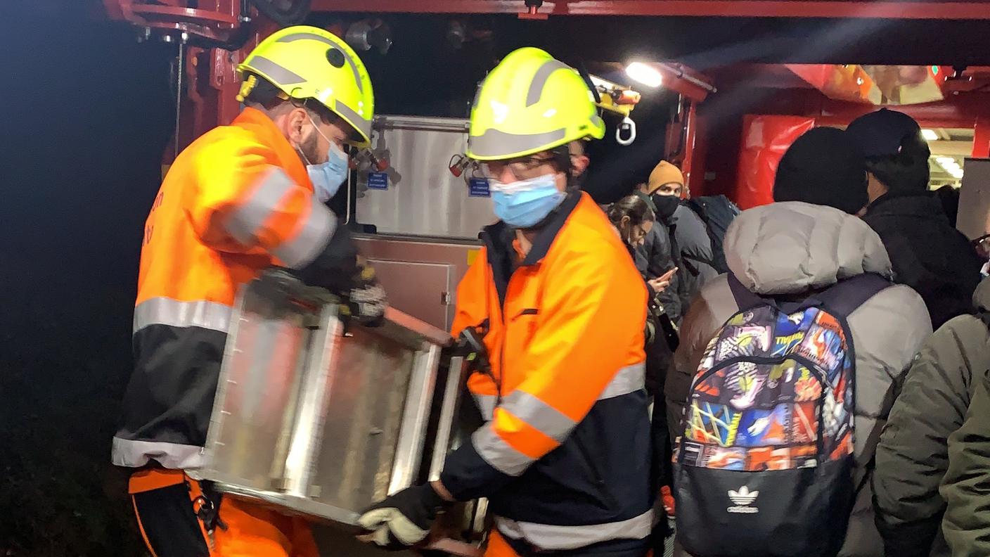 I passeggeri al momento del trasferimento sul treno di soccorso