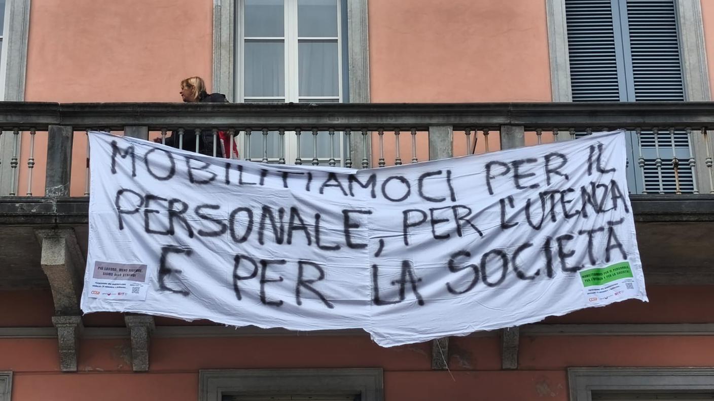 Un manifesto affisso per esprimere il dissenso