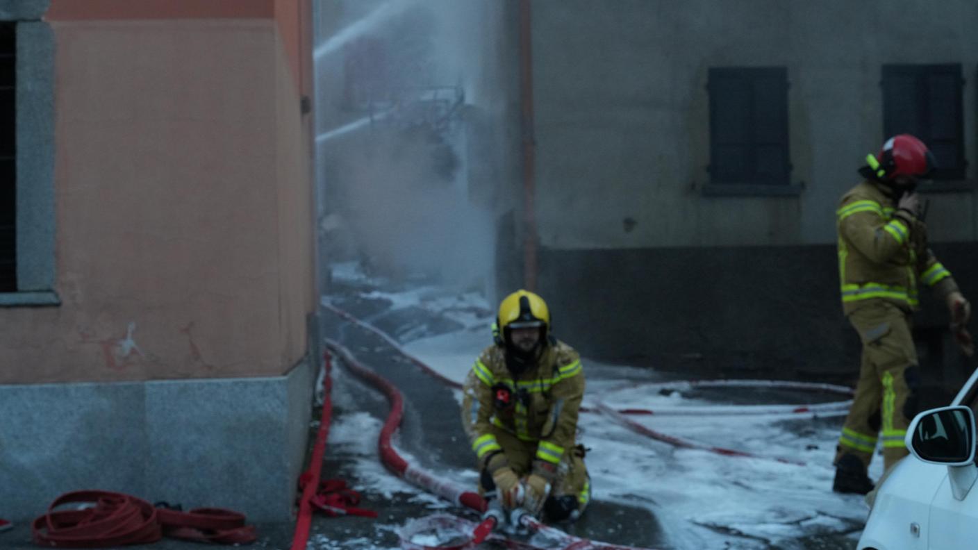 I pompieri sono sempre impegnati nelle operazioni di spegnimento