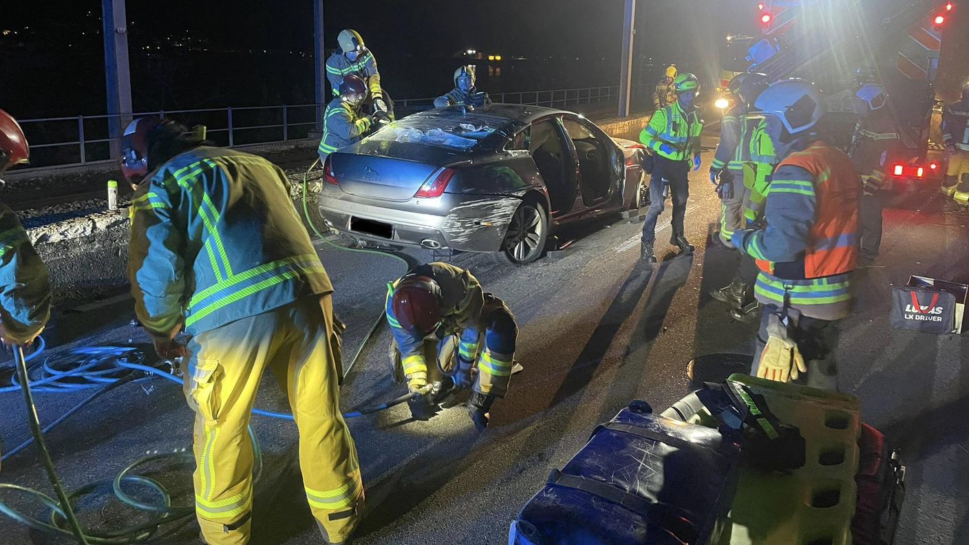 Polizia, Pompieri di Lugano e Croce Verde sono intervenuti sul luogo dell'incidente, sulla Cantonale tra Paradiso e Melide