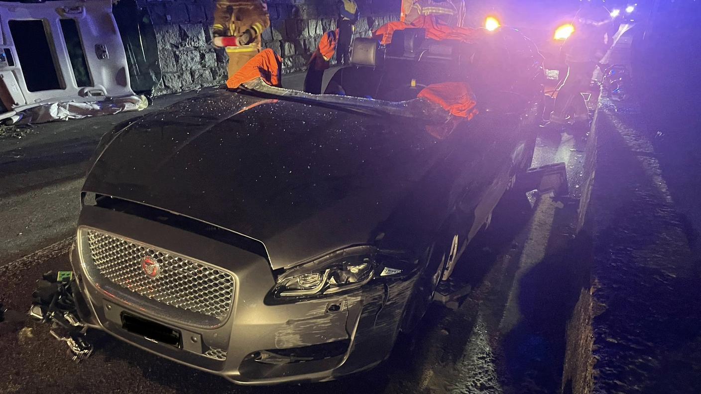 I Pompieri di Lugano hanno liberato il conducente intrappolato tra le lamiere dell'auto accidentata