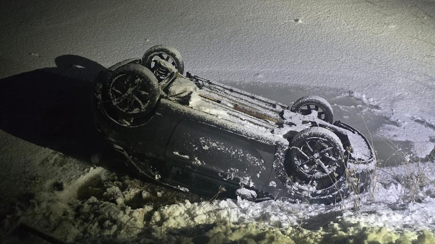 L'auto ribaltata sul tetto sul bordo del lago