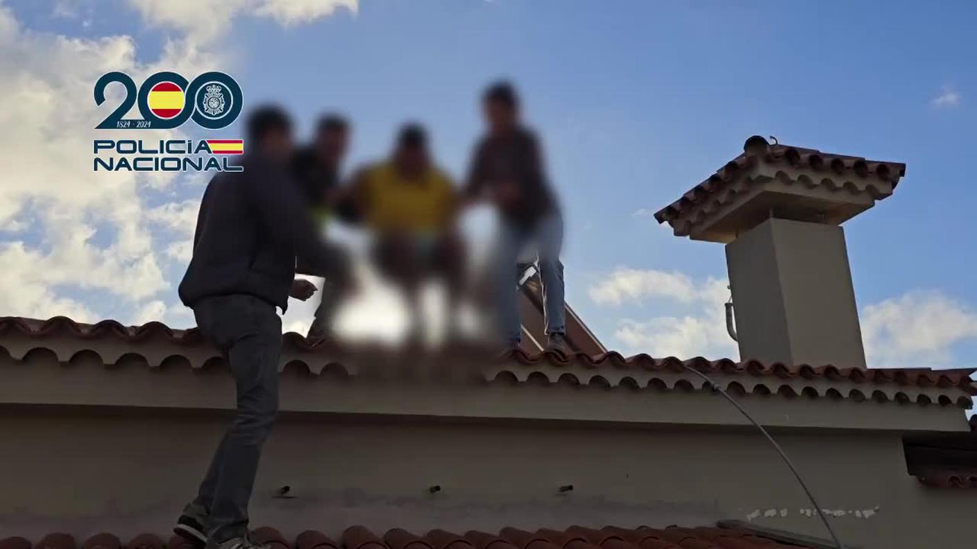 Il rocambolesco arresto dell'uomo, lo scorso marzo, sul tetto di un immobile a Tenerife