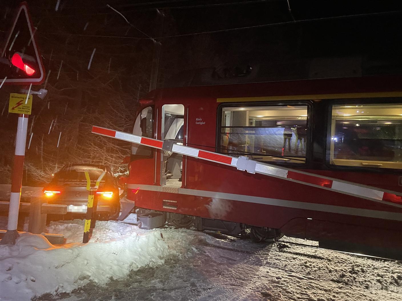 L'auto invade i binari e il treno non è riuscito ad evitare l'impatto