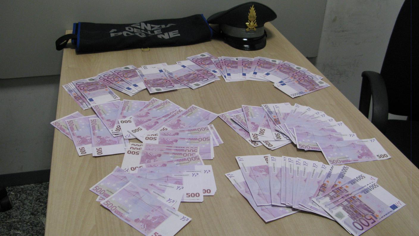 valuta sequestrata guardia di finanza.JPG