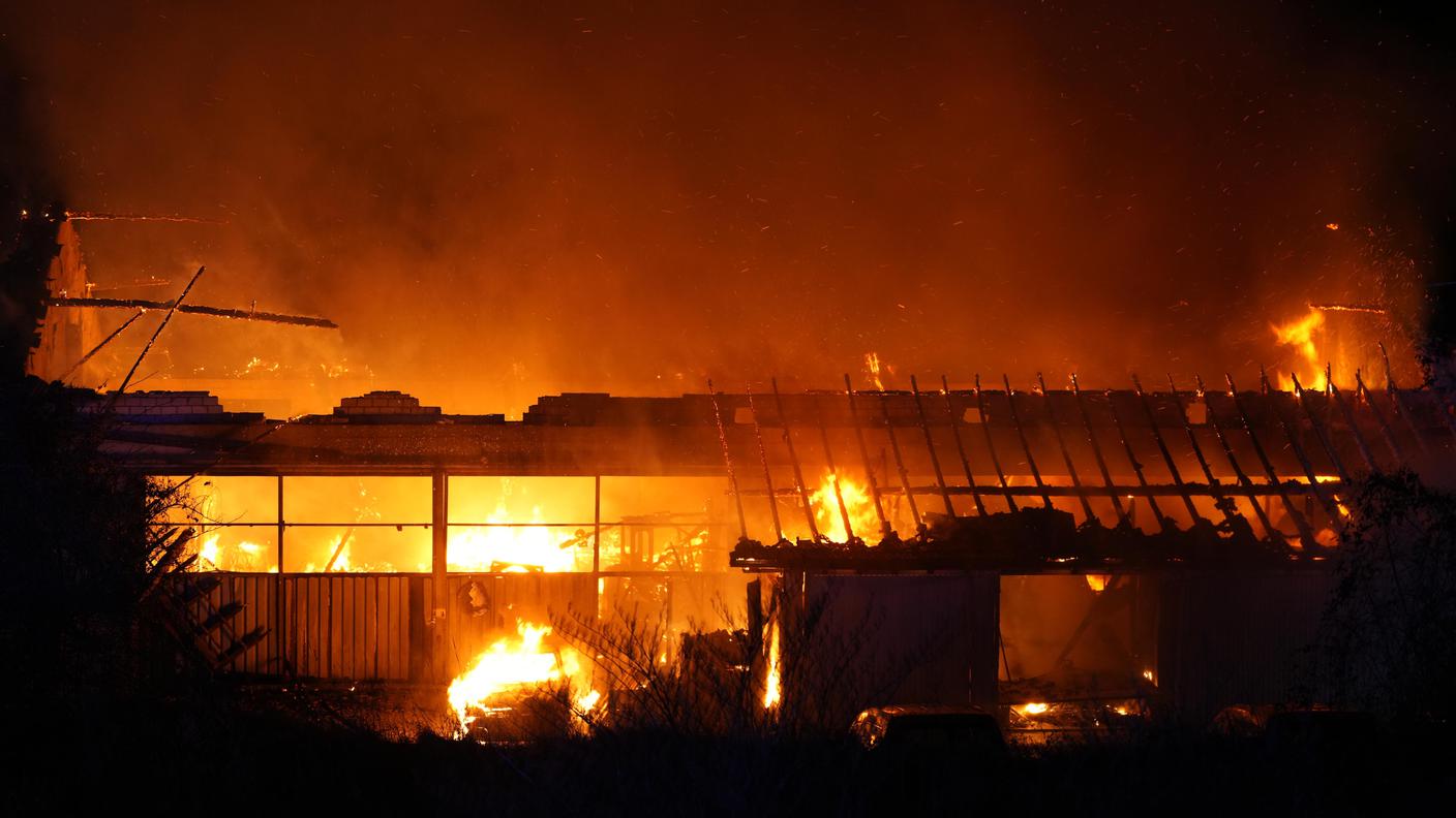 Il capannone in fiamme