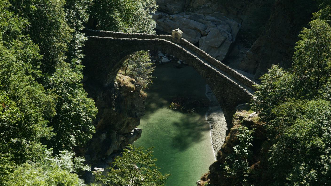 Il ponte sulla Melezza con al centro una piccola cappella lungo la mulattiera che collegava Intragna a Rasa