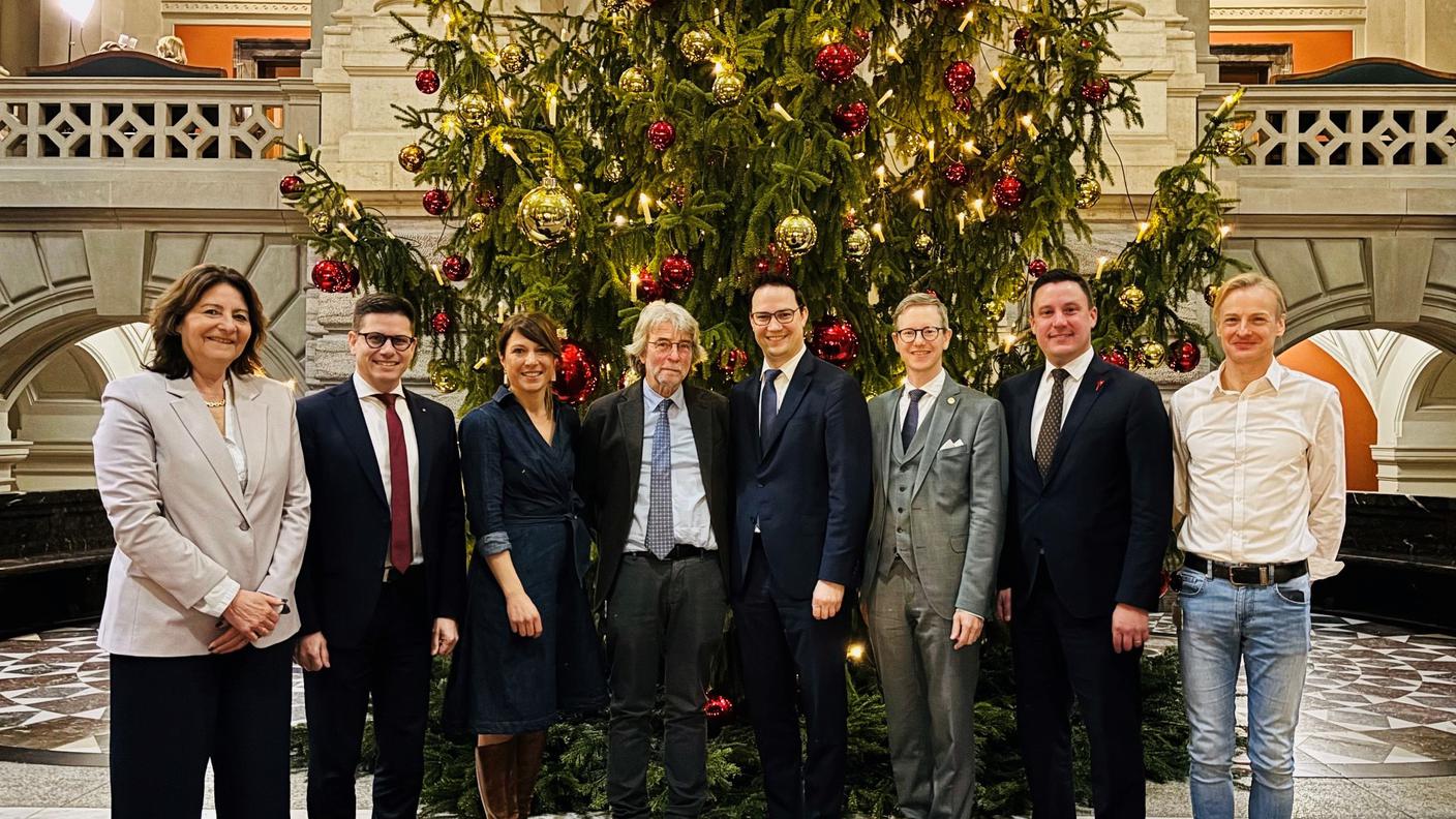 La Deputazione posa a Palazzo federale davanti all'albero di Natale.