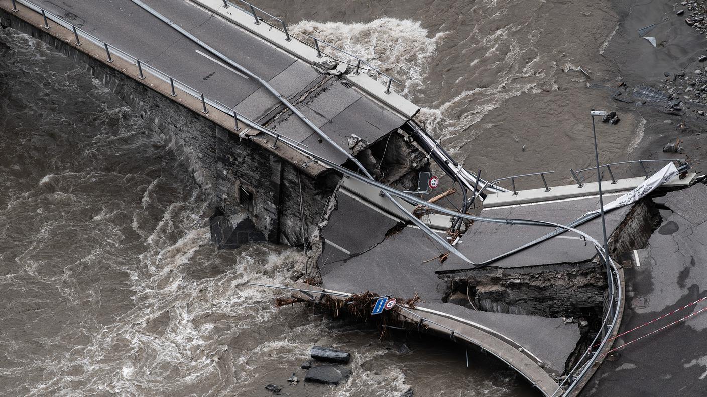 Il ponte di Visletto crollato in Vallemaggia nell'estate del 2024