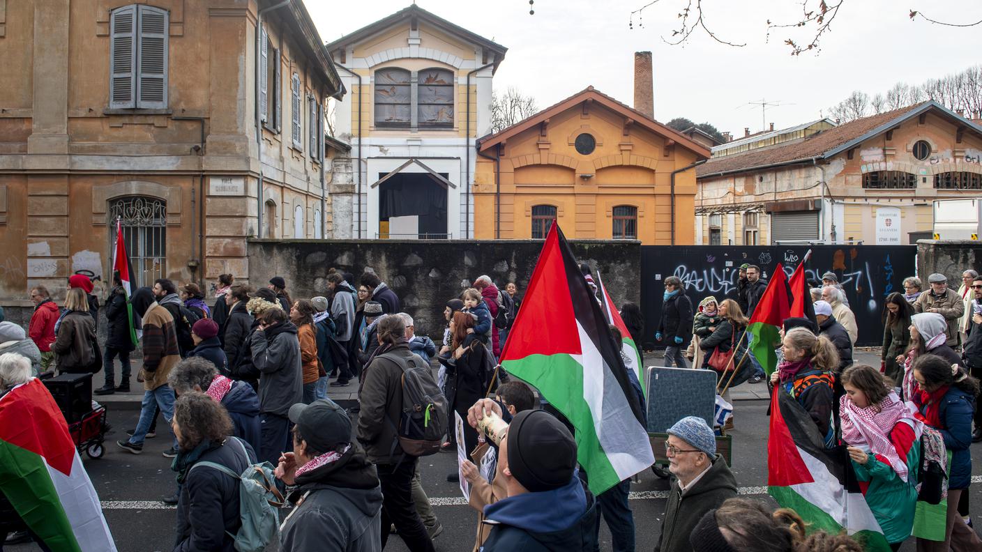 I manifestanti lungo viale Cassarate