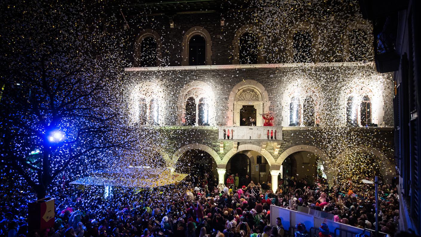 La folla ammassata a Bellinzona un anno fa