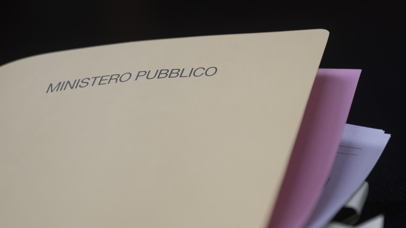 Nella foto il dettaglio di un faldone del Ministero Pubblico