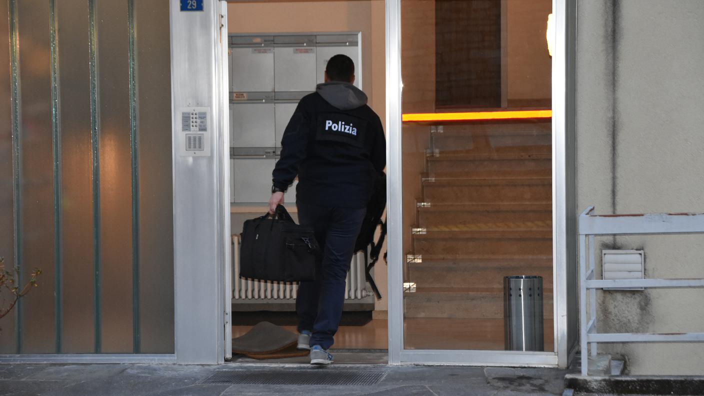 La polizia nello stabile in Via alle Vigne a Solduno