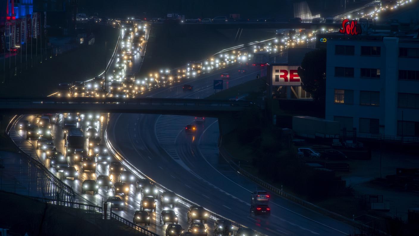Traffico intenso sull'autostrada A2 in direzione nord mentre i lavoratori frontalieri entrano in Svizzera a Mendrisio