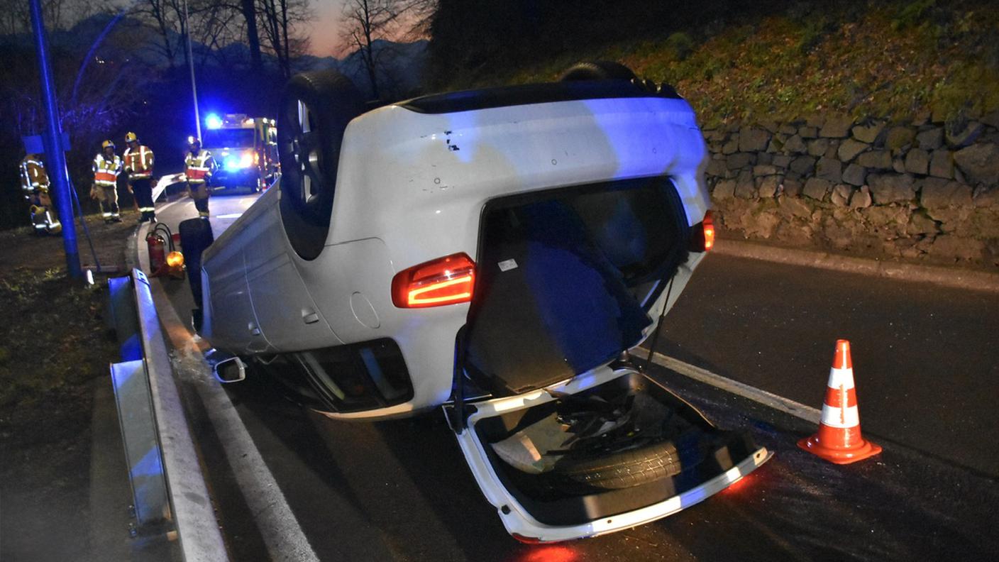 Il veicolo è finito a ruote all'insù