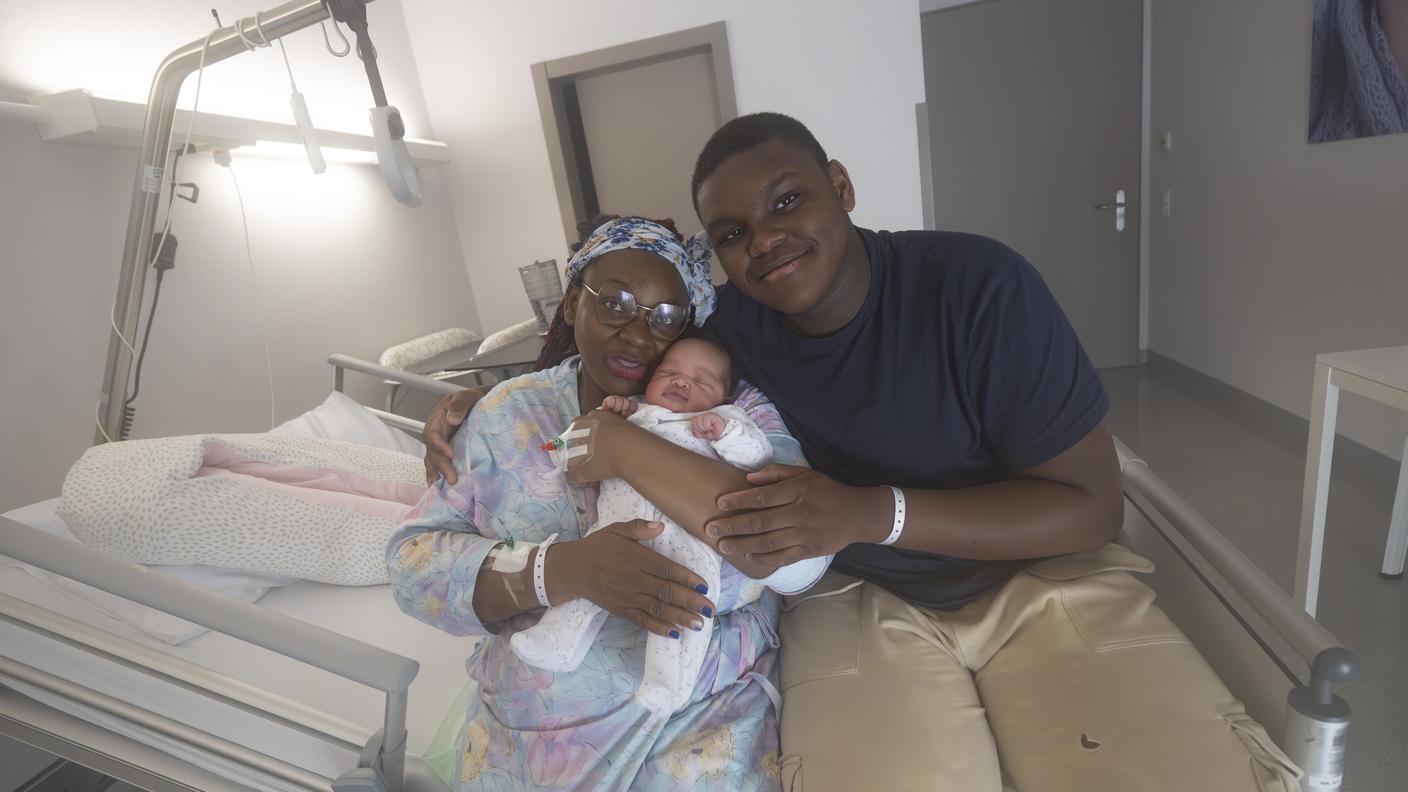 Annaelle, tra la mamma Mylene e il fratello Gabriel