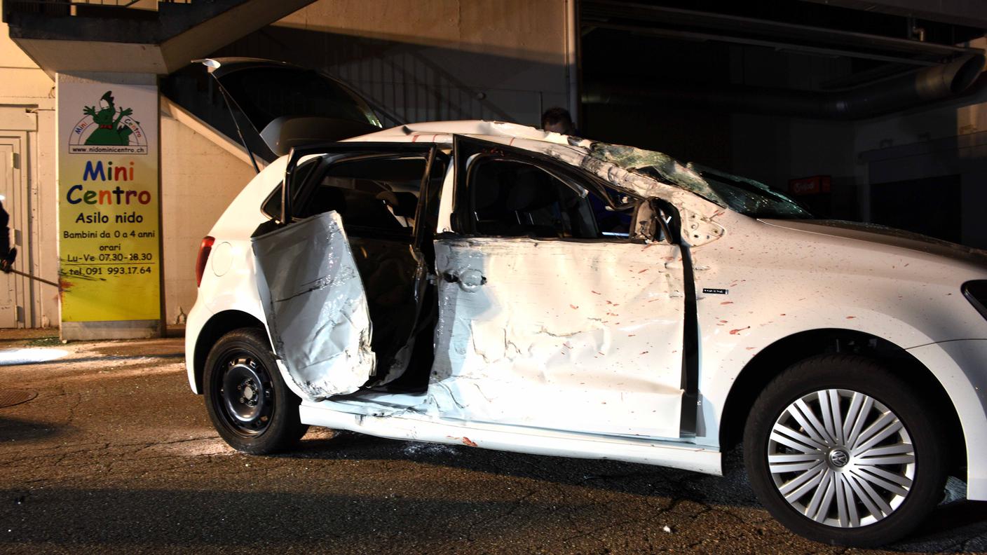 A far ribaltare l'auto è stato l'urto con il sostegno in cemento di una scala