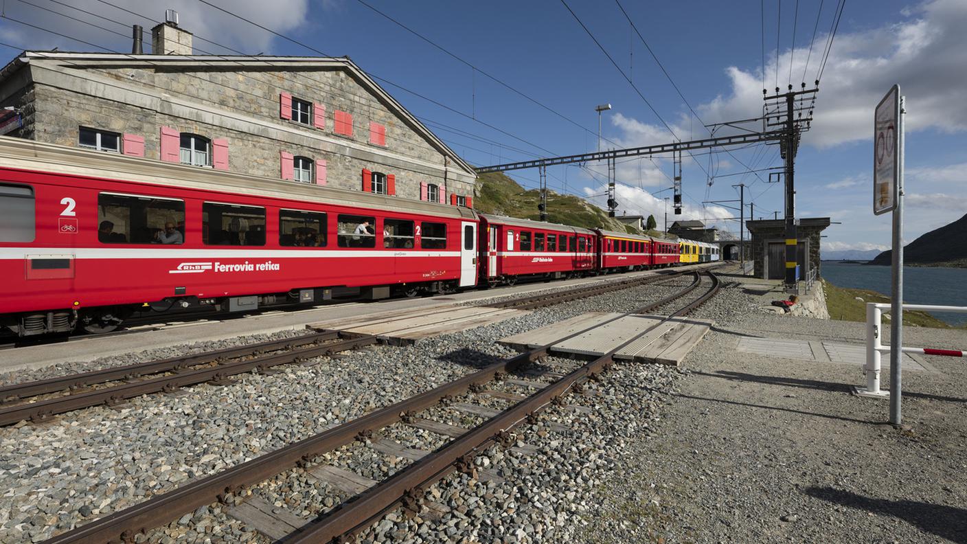 Un treno della Ferrovia retica alla stazione dell'ospizio del Bernina