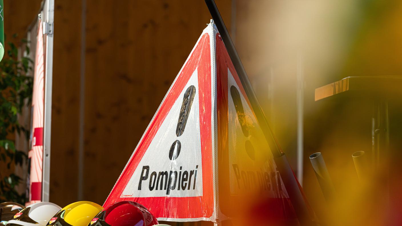 Via Vallemaggia è stata temporaneamente chiusa al traffico per le operazioni di spegnimento