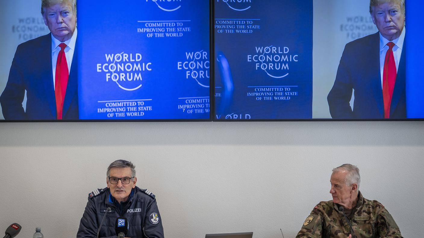 Walter Schlegel per la polizia e Maurizio Dattrino per l'esercito parlando della sicurezza al WEF