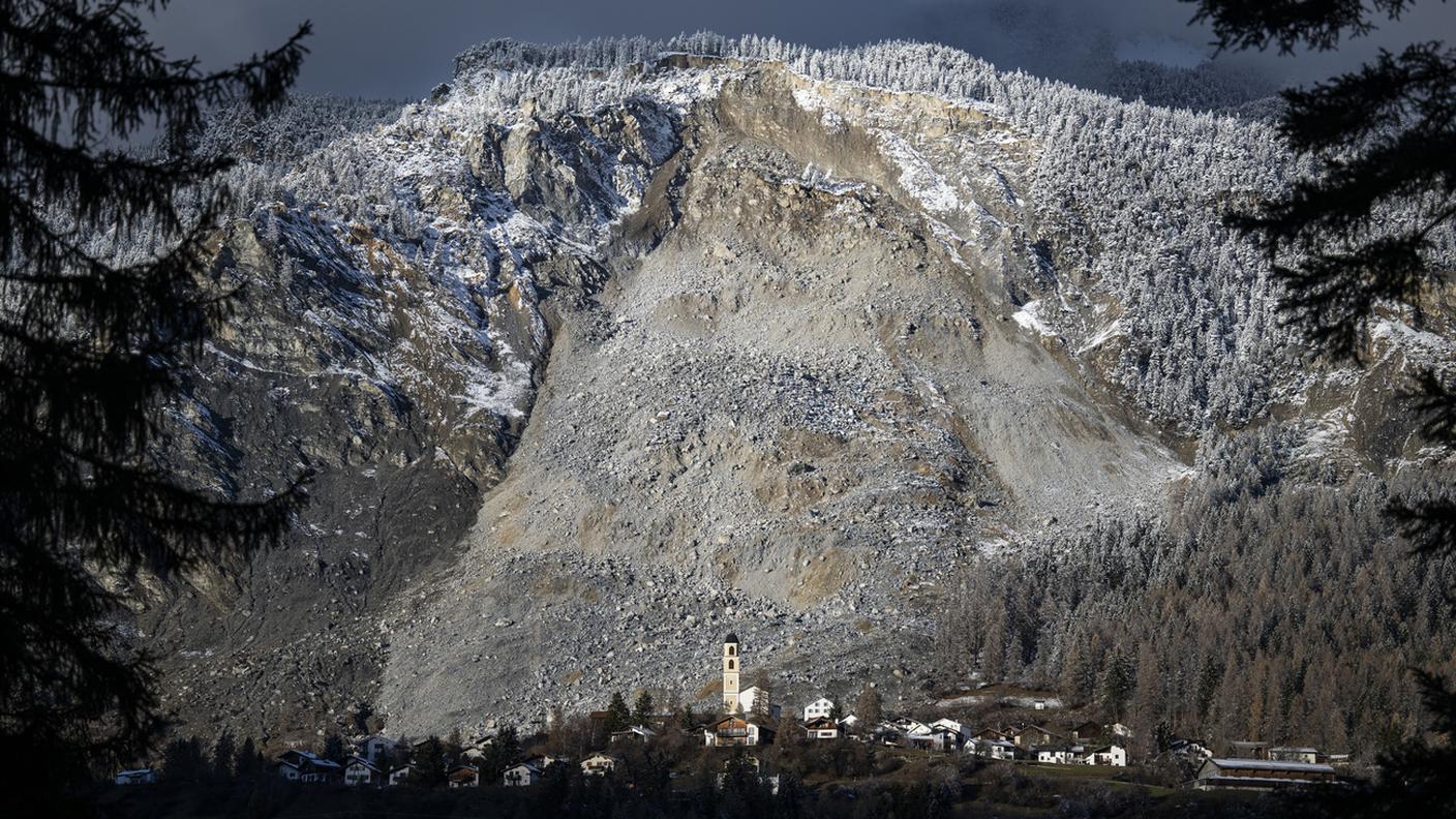 Intanto, secondo l’ultimo bollettino comunale, lo scivolamento della montagna sta rallentando in alcune aree