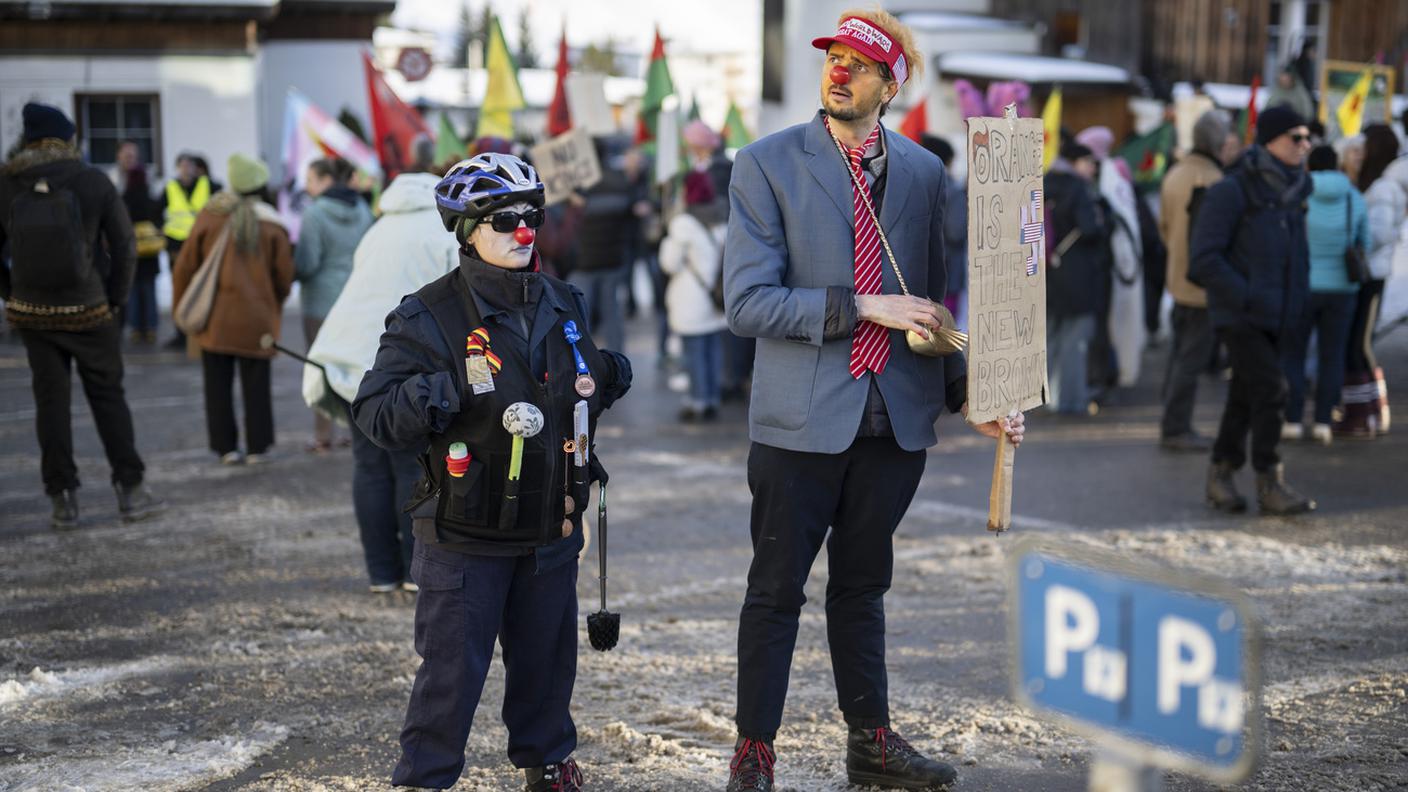 Due manifestanti, in attesa dell'inizio della dimostrazione