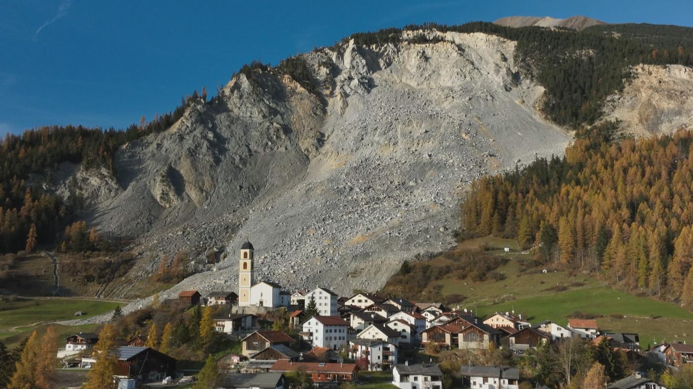 Il villaggio di Brienz che scivola a valle e sul quale incombe un'enorme frana