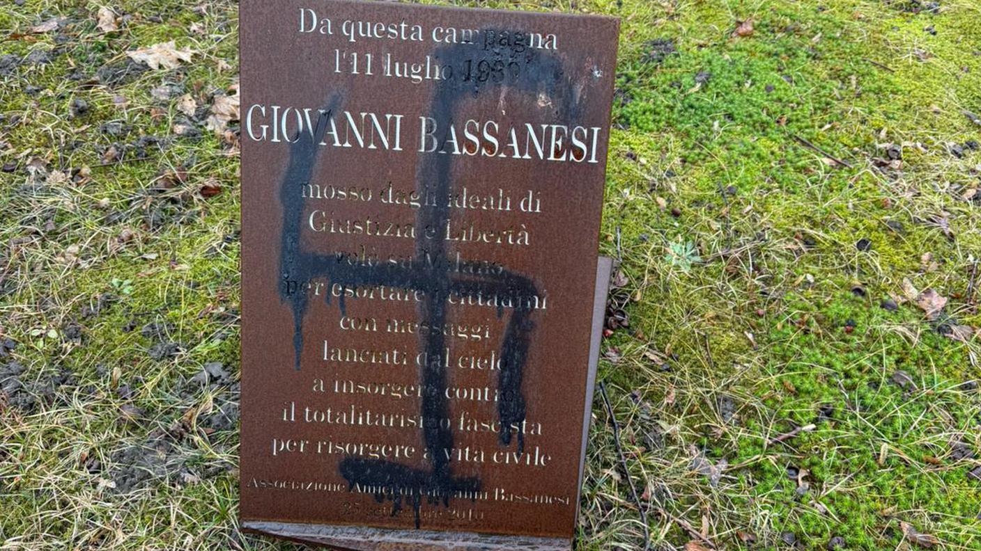 La svastica disegnata sulla targa commemorativa