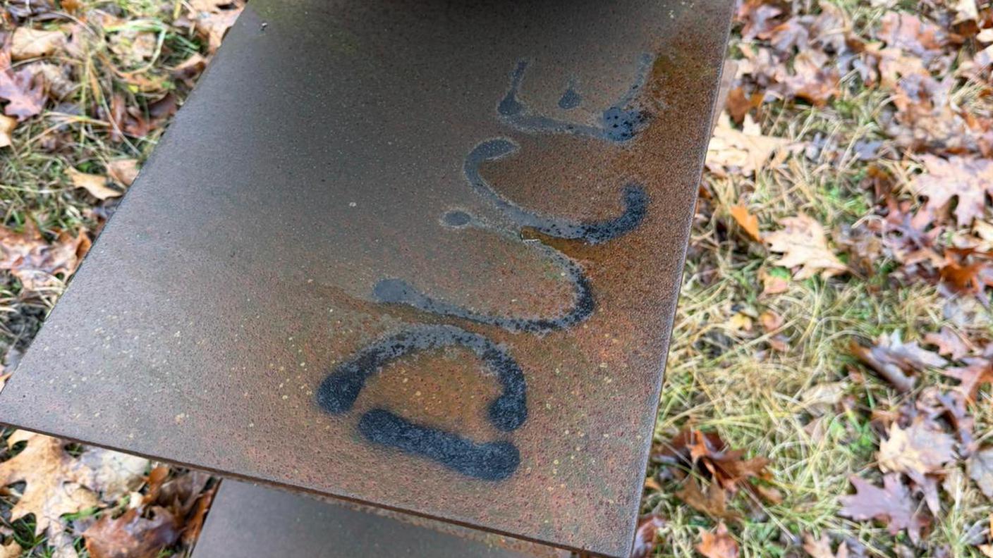 Una delle scritte "Duce" rinvenute sull'opera