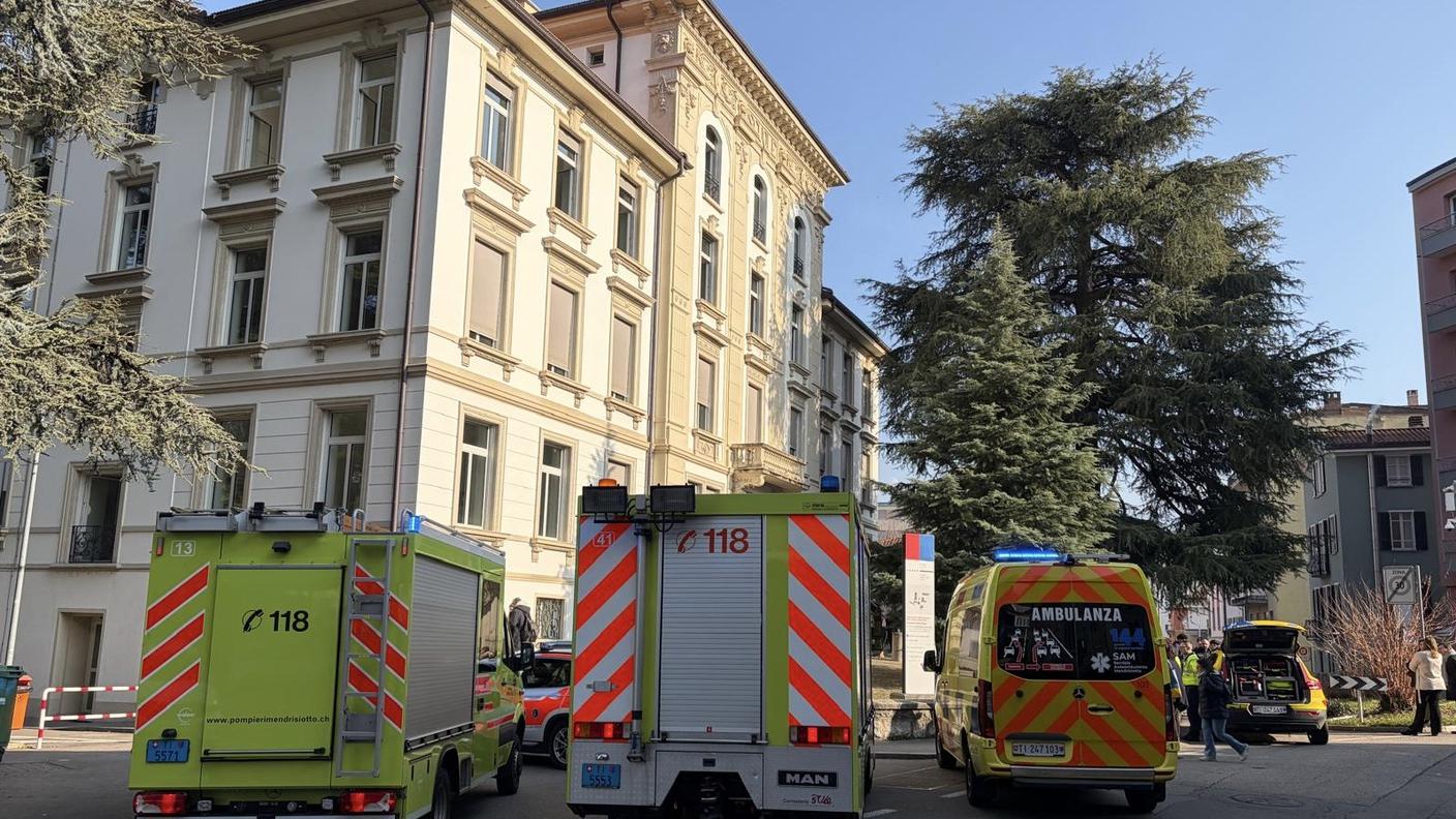 Sul posto sono intervenuti i soccorritori del SAM, i pompieri e gli agenti della Polizia Cantonale e Comunale