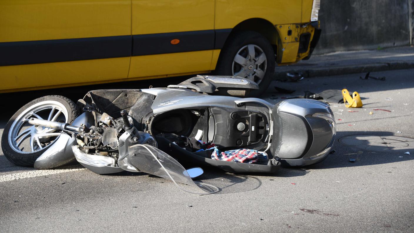 Lo scooterista avrebbe urtato contro un furgone