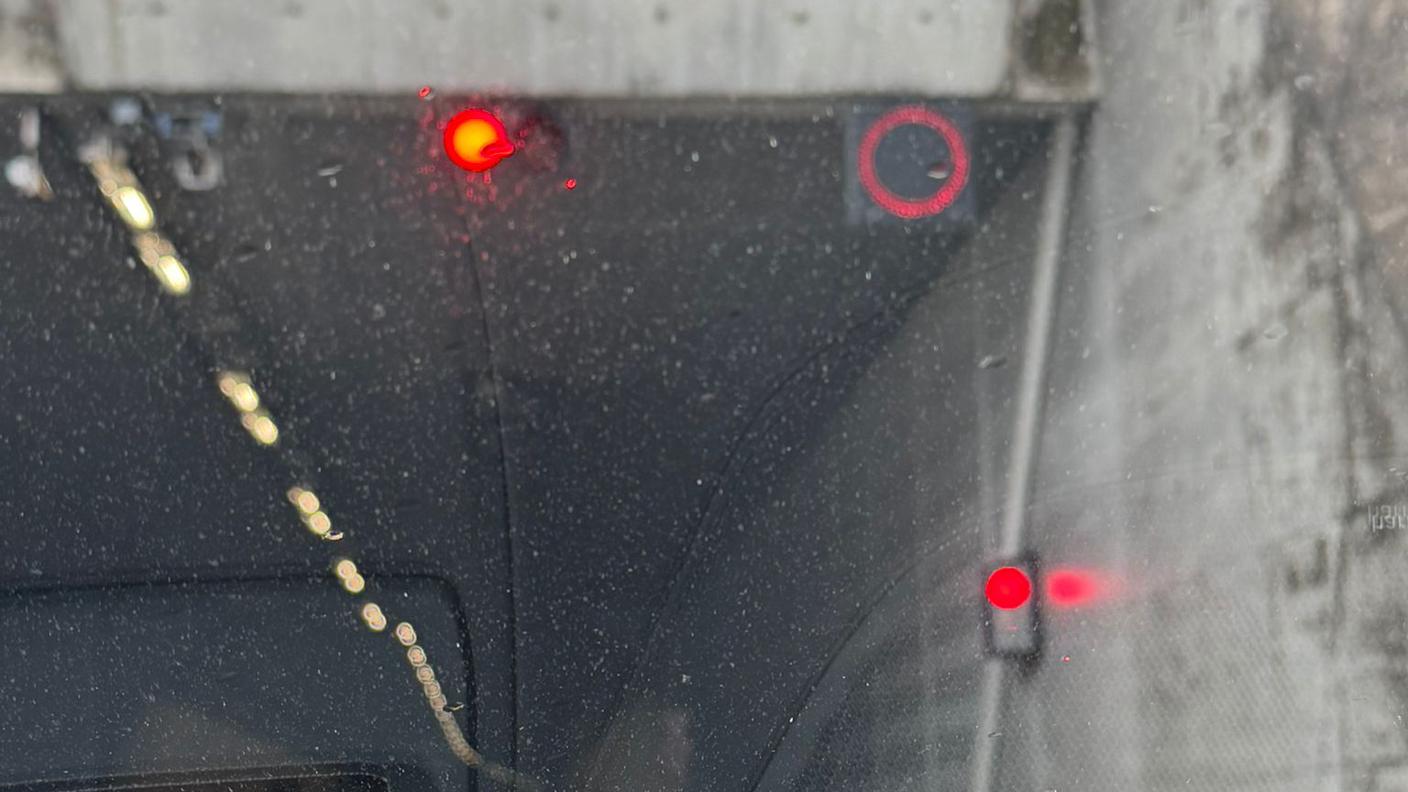 Semaforo rosso al portale di Manno della galleria Vedeggio-Cassarate