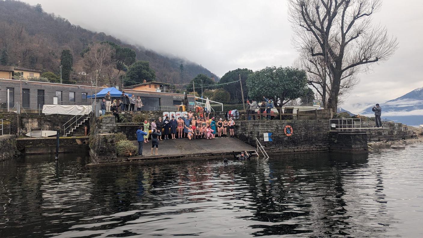 L'attesa prima del tradizionale tuffo nelle acque gelide del Maggiore
