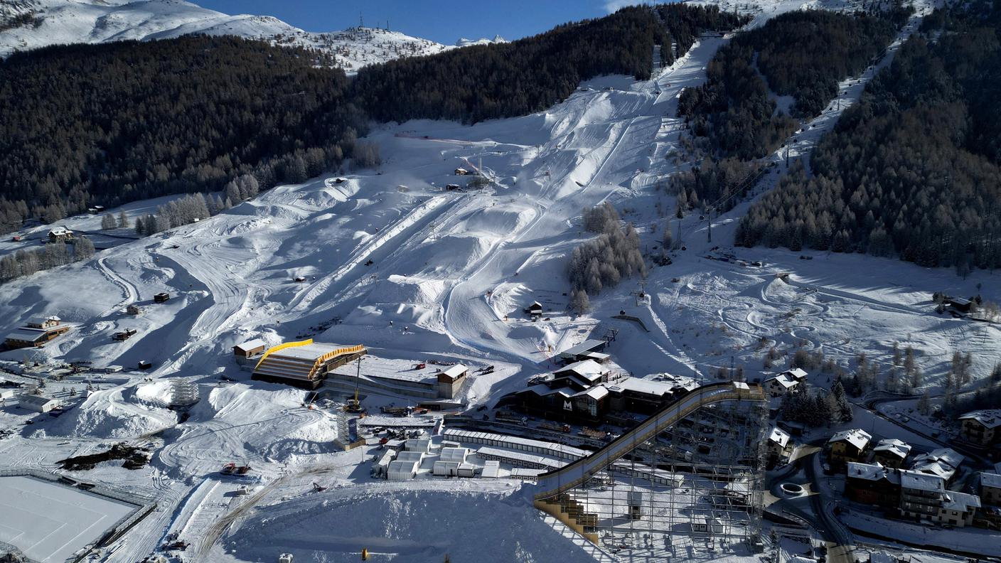 Il Livigno Snow Park in fase di costruzione nei pressi del Mottolino. Ospiterà le gare di cinque discipline olimpiche (la foto è del 9 gennaio 2026)