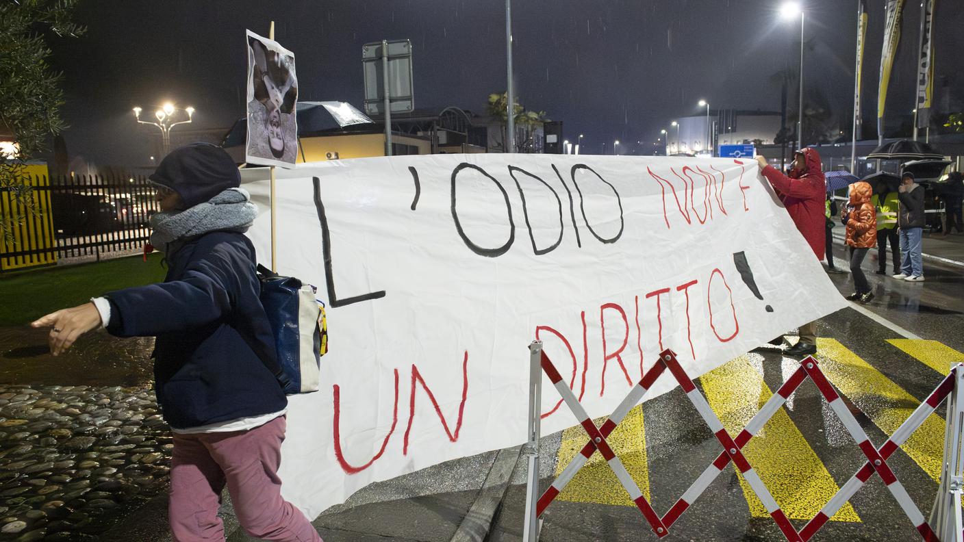 "L'odio non è un diritto", si leggeva su uno striscione