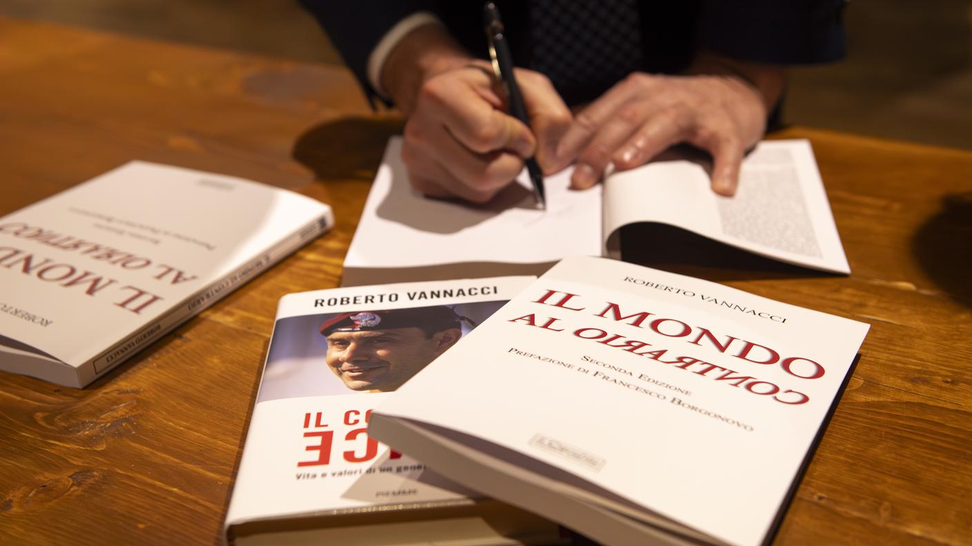 Il momento delle firme a fine conferenza