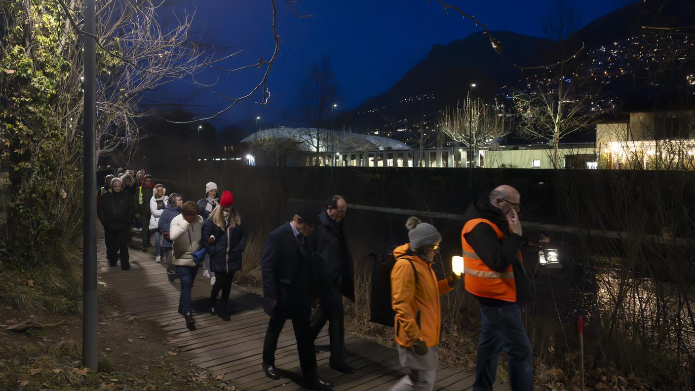 La passeggiata silenziosa di Lugano per commemorare le vittime del tragico rogo