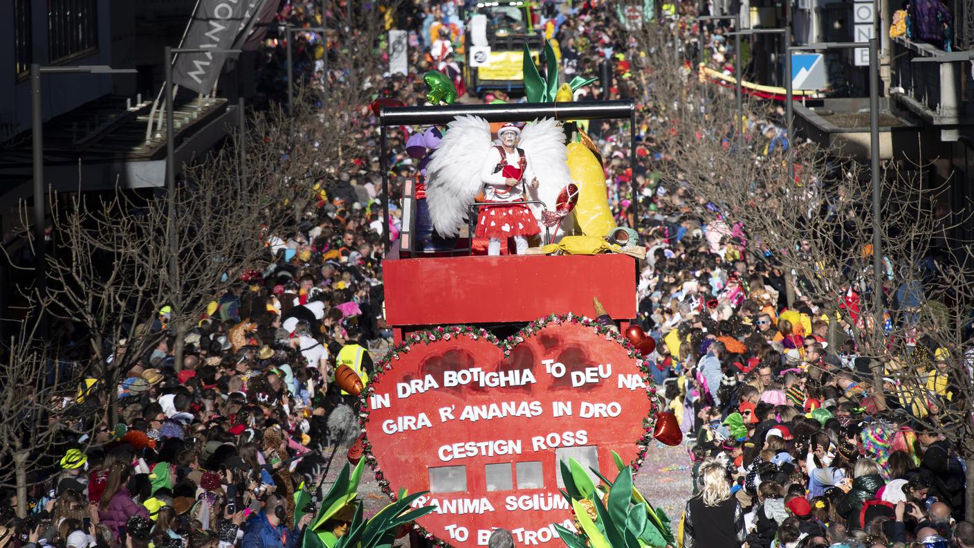 Un momento del corteo mascherato dello scorso anno